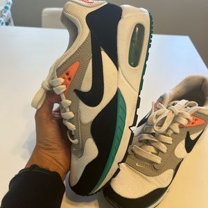 Women’s 6.5 Nike Air Max